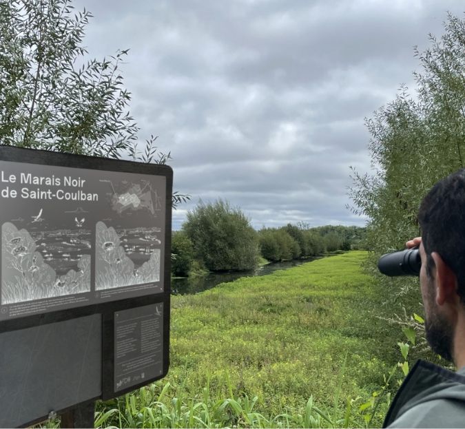 panorama paysage avec panneau et homme avec jumelle