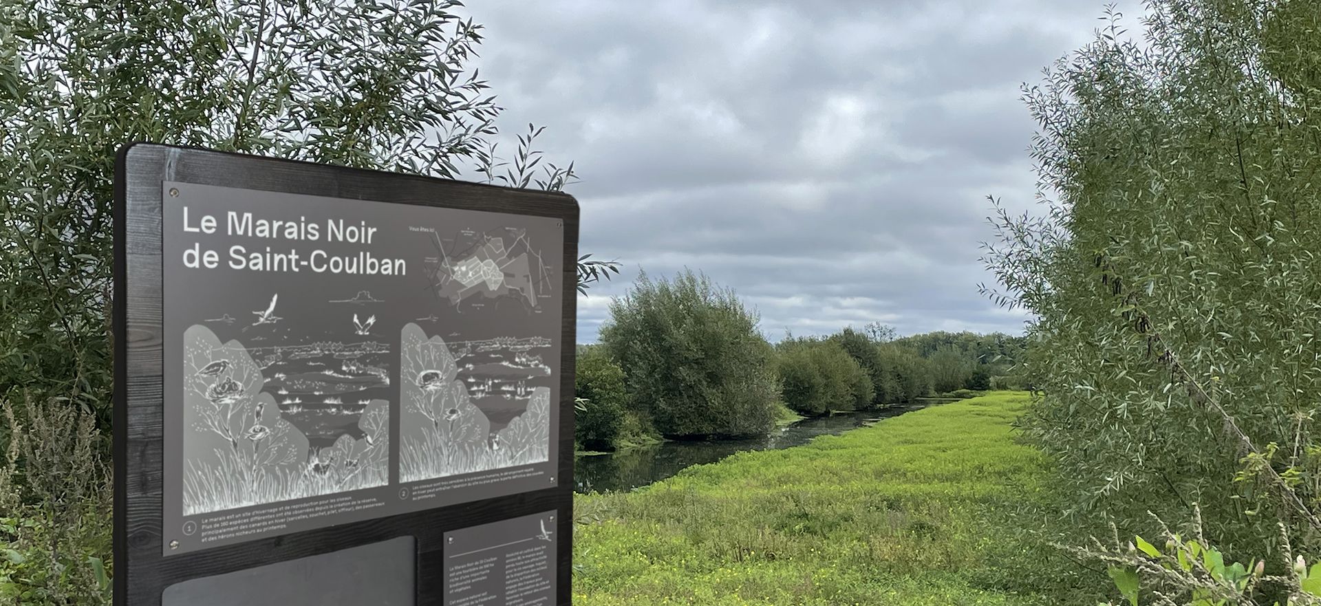 panorama nature avec panneau affichage