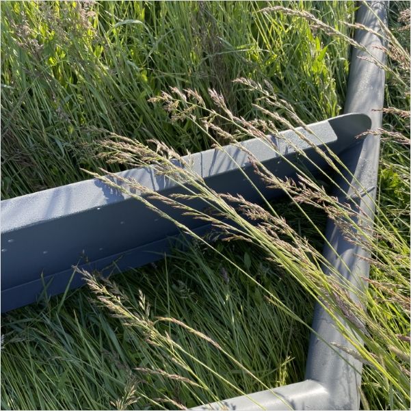 structure dans l'herbe