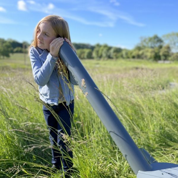 enfant qui écoute dans un tube